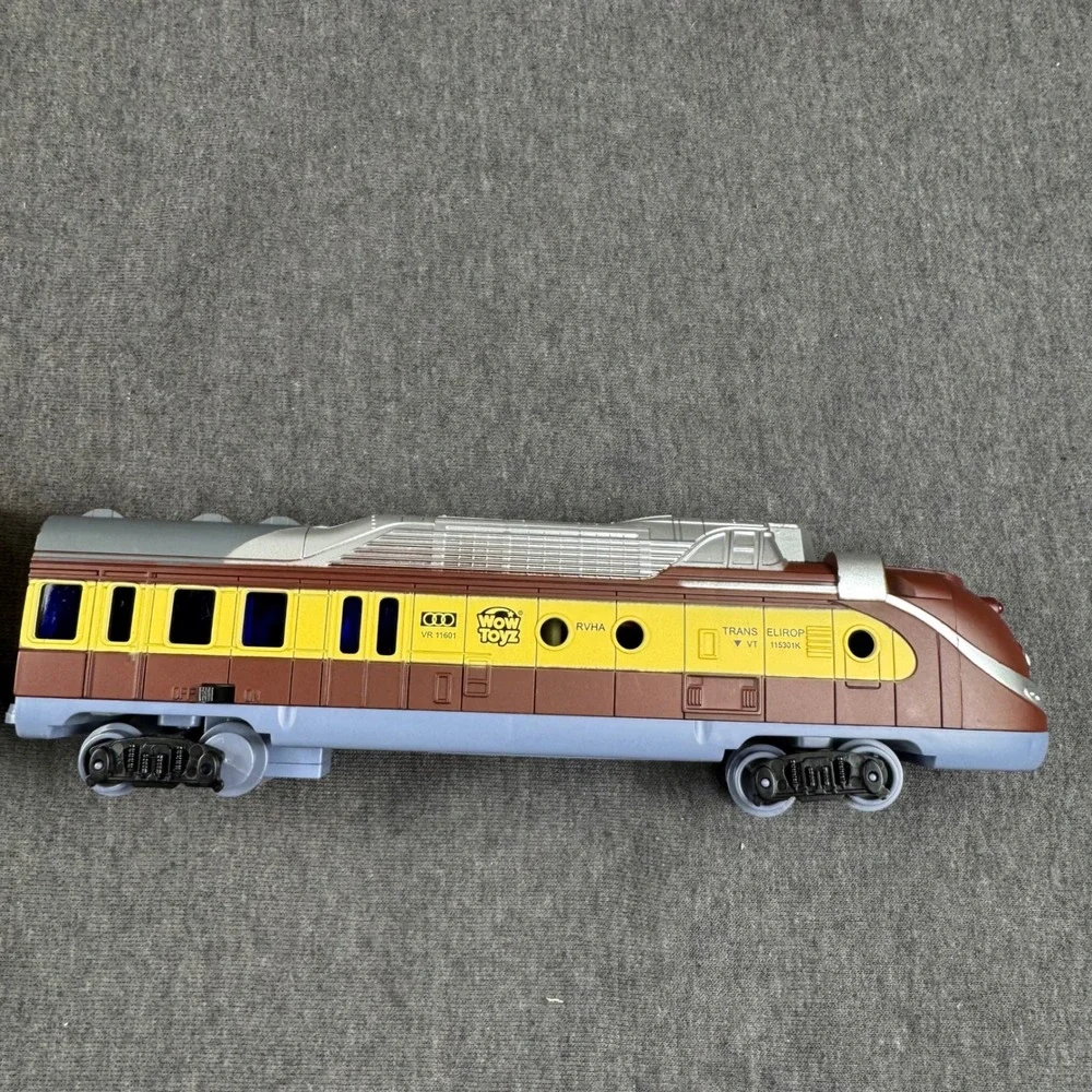 Wow Toys Trans Europ VT 153520K Train Engine ,Global R&F SeaTrain Cargo Cars Set
